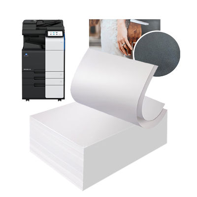Papel digital de prensa Luster de 210 g/m² a una cara para impresoras láser Konica Minolta. Calidad superior para impresiones vibrantes